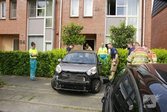 Auto rijdt tegen woonhuis