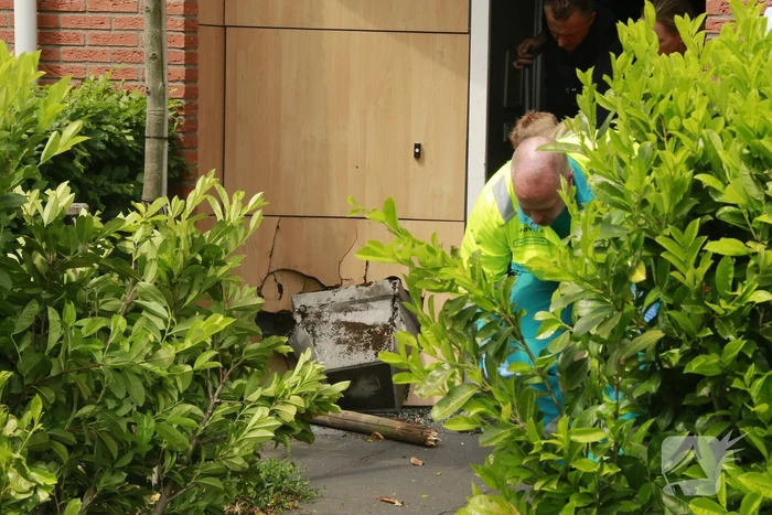 Auto rijdt tegen woonhuis
