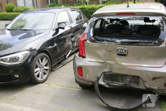 Auto rijdt tegen woonhuis