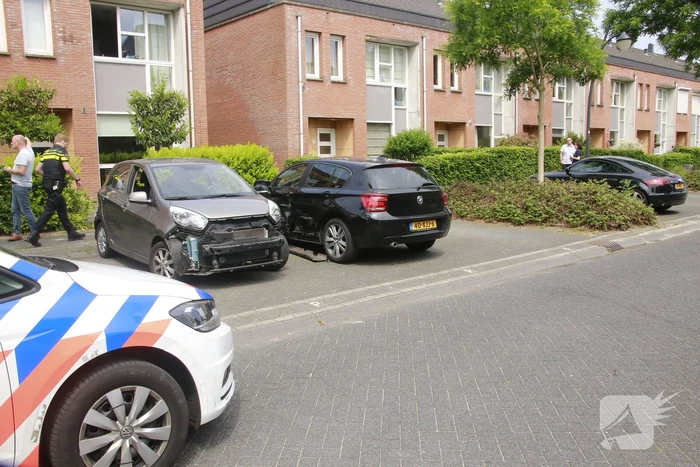 Auto rijdt tegen woonhuis