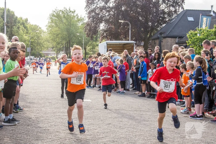 Veel publiek bij 34e Klaverblad Verzekeringen Dorpsloop