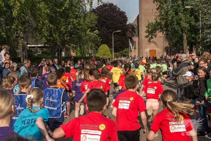 Veel publiek bij 34e Klaverblad Verzekeringen Dorpsloop