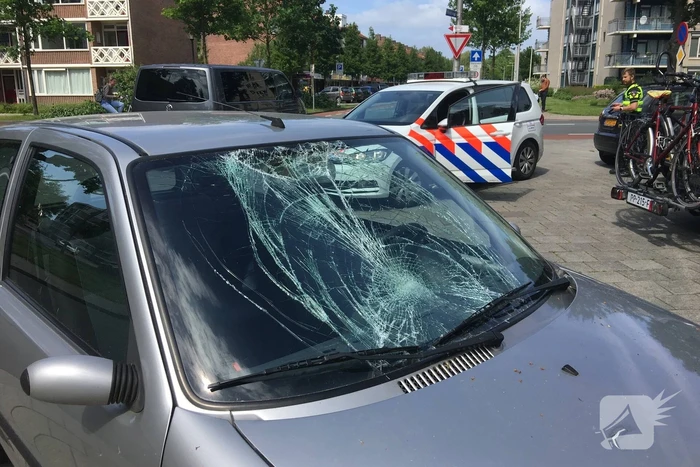 Overstekende fietsster geschept door auto