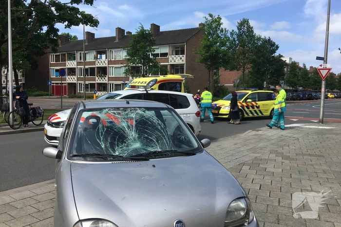 Overstekende fietsster geschept door auto
