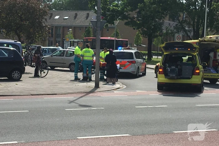 Overstekende fietsster geschept door auto