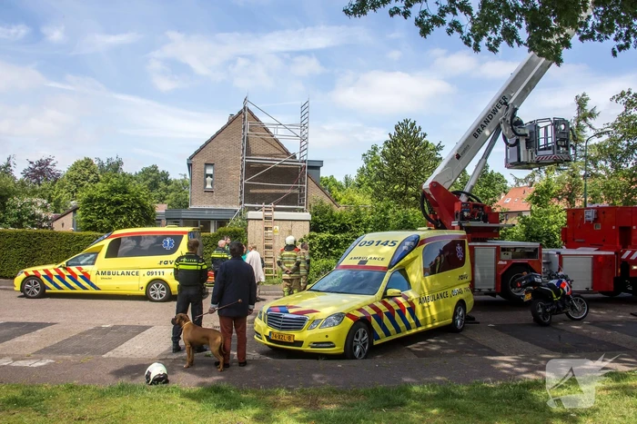 Man valt op steiger