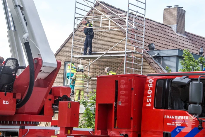 Man valt op steiger