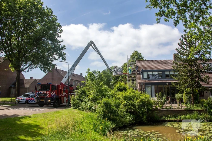 Man valt op steiger