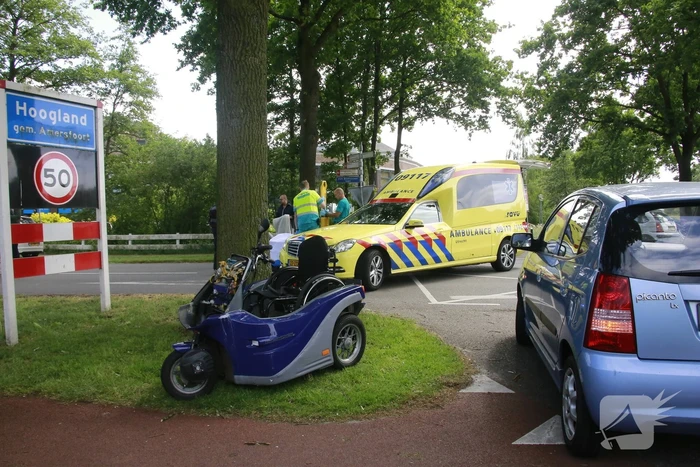Invalide scootmobiel en auto botsen