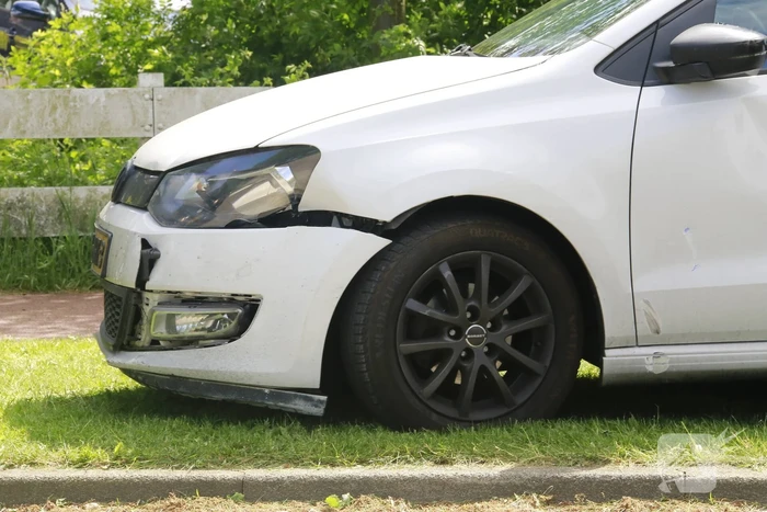 Invalide scootmobiel en auto botsen