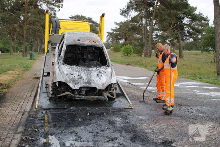 Auto verwoest door brand