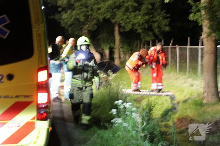 Auto belandt in sloot, automobilist spoorloos