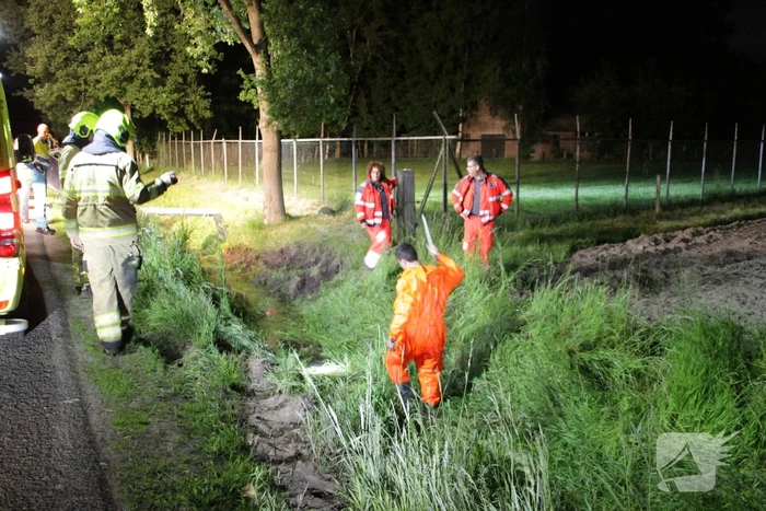 Auto belandt in sloot, automobilist spoorloos