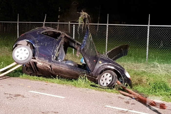 Auto belandt in sloot, automobilist spoorloos