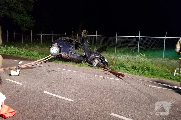 Auto belandt in sloot, automobilist spoorloos
