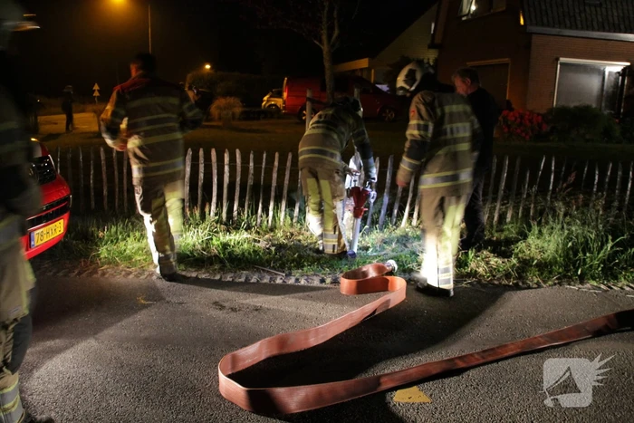 Brandweer blust uitslaande woningbrand