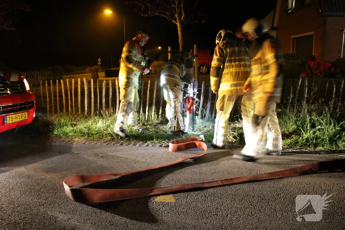 Brandweer blust uitslaande woningbrand