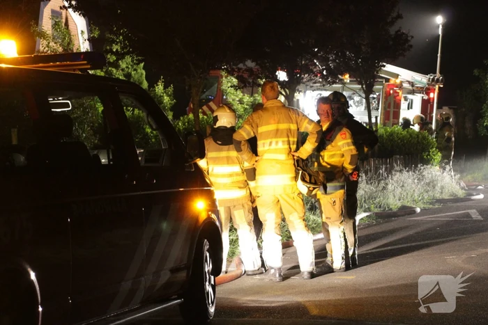 Brandweer blust uitslaande woningbrand