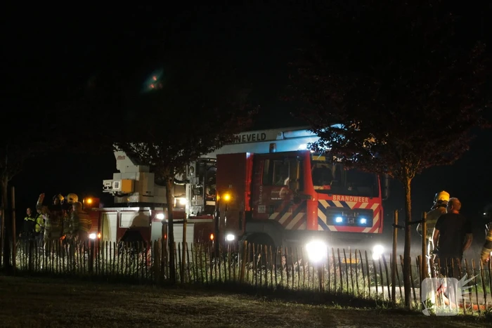 Brandweer blust uitslaande woningbrand