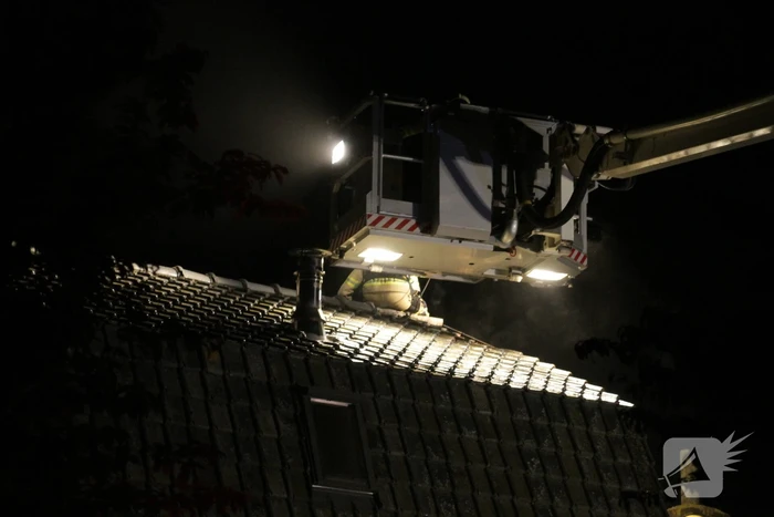 Brandweer blust uitslaande woningbrand