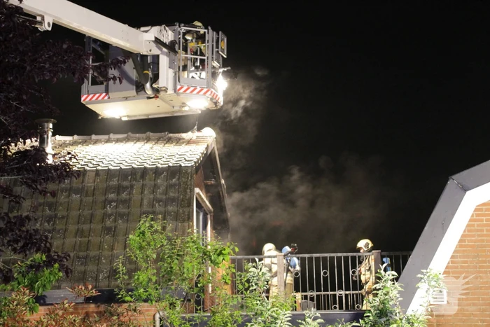 Brandweer blust uitslaande woningbrand