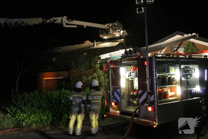 Brandweer blust uitslaande woningbrand