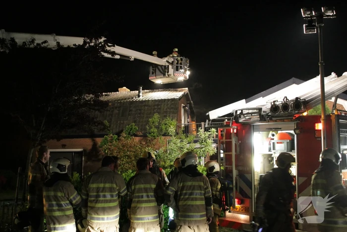 Brandweer blust uitslaande woningbrand