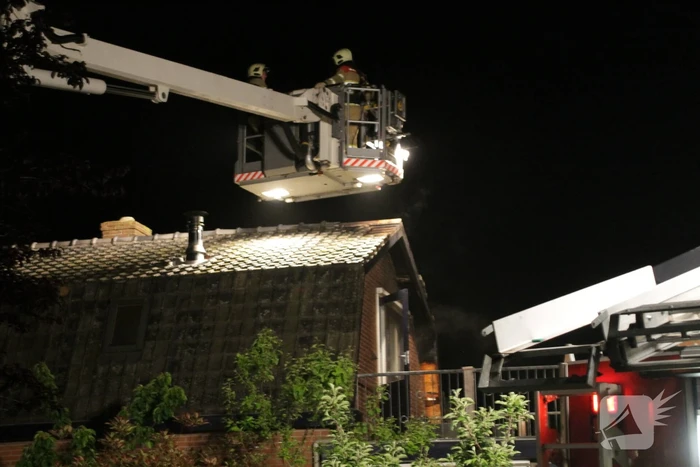 Brandweer blust uitslaande woningbrand