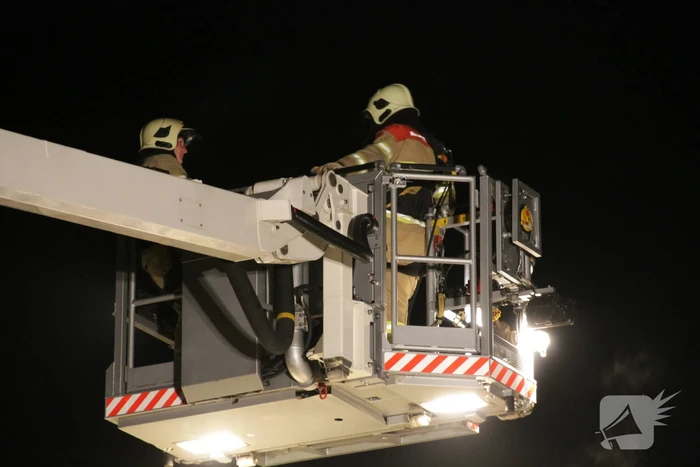 Brandweer blust uitslaande woningbrand