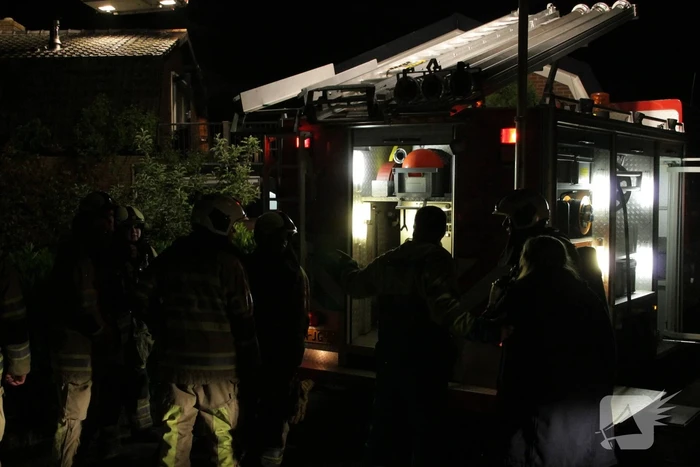 Brandweer blust uitslaande woningbrand