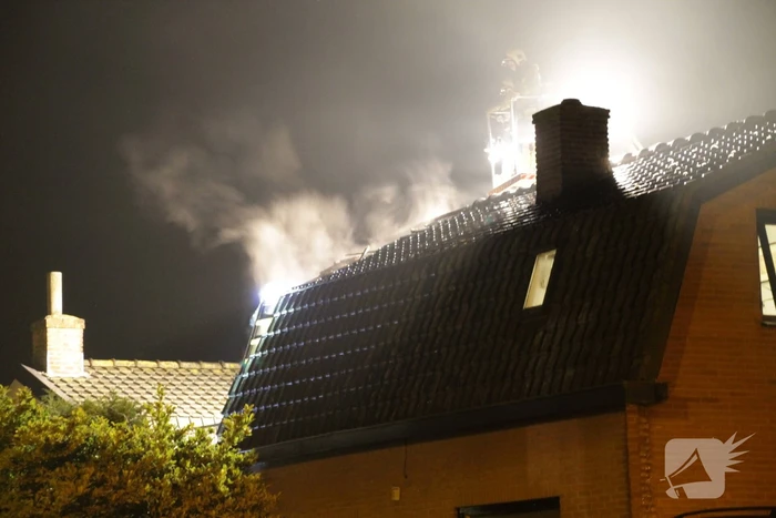 Brandweer blust uitslaande woningbrand