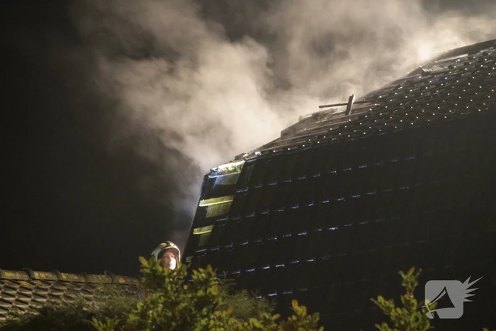 Brandweer blust uitslaande woningbrand