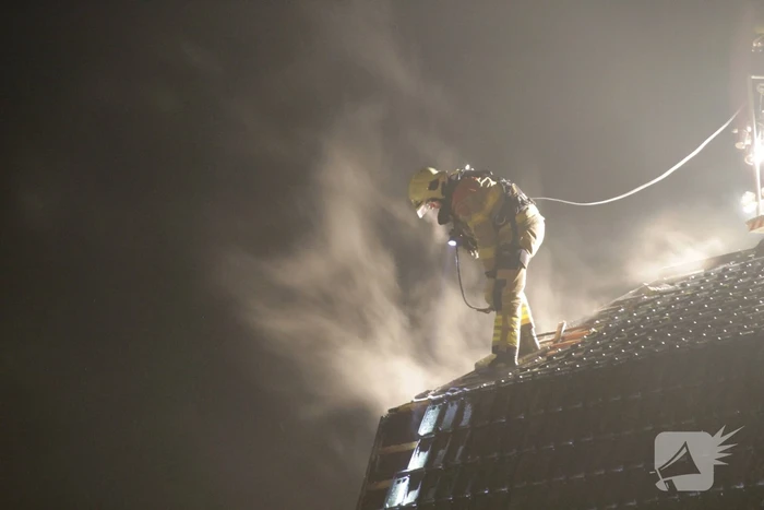 Brandweer blust uitslaande woningbrand