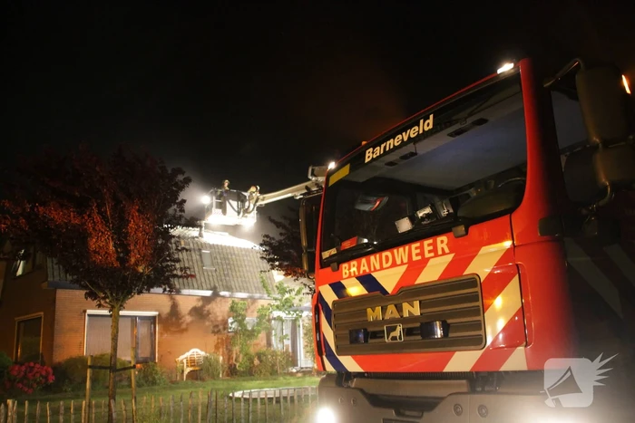 Brandweer blust uitslaande woningbrand