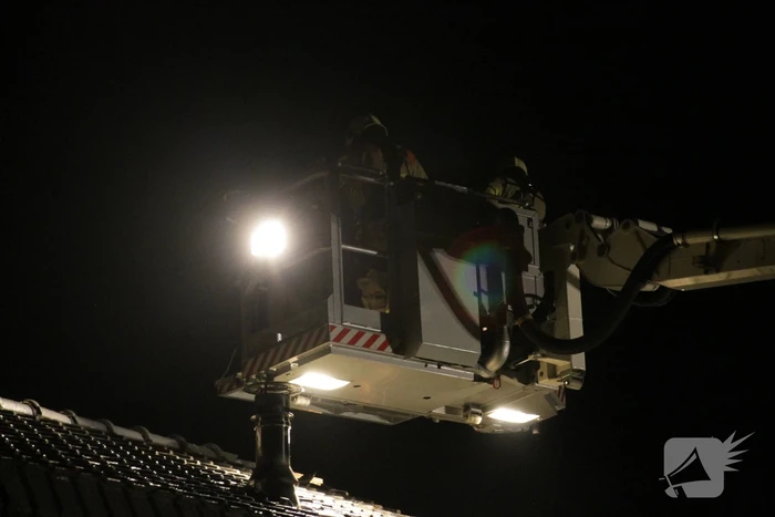 Brandweer blust uitslaande woningbrand