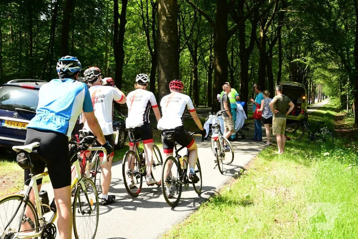 Omstanders verlenen eerste hulp aan gewonde fietsster
