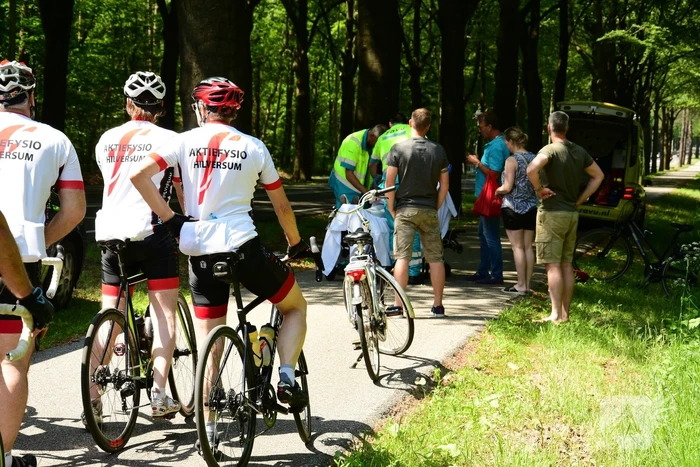 Omstanders verlenen eerste hulp aan gewonde fietsster