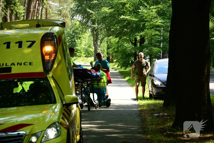 Omstanders verlenen eerste hulp aan gewonde fietsster