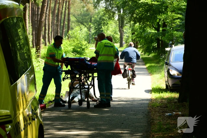 Omstanders verlenen eerste hulp aan gewonde fietsster