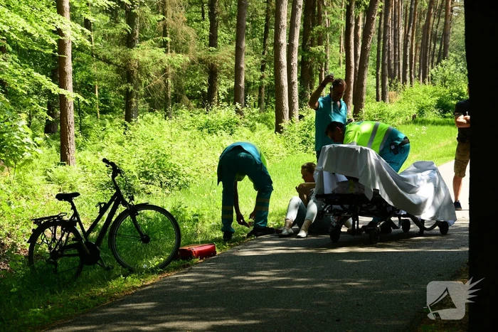 Omstanders verlenen eerste hulp aan gewonde fietsster