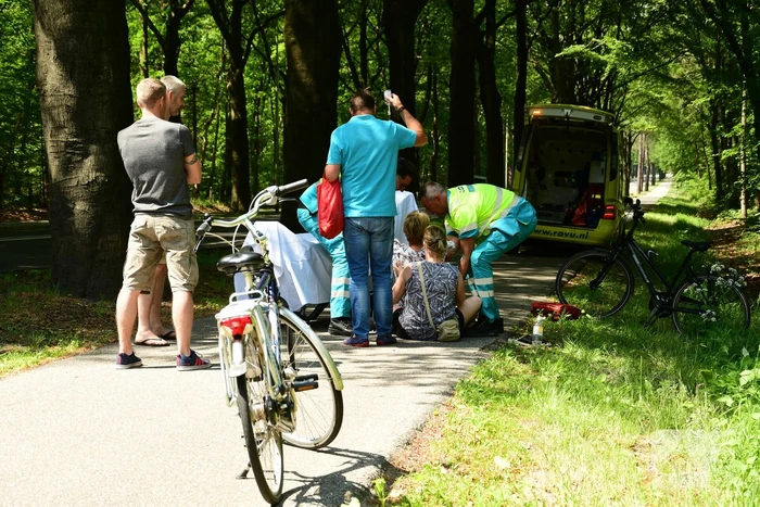 Omstanders verlenen eerste hulp aan gewonde fietsster