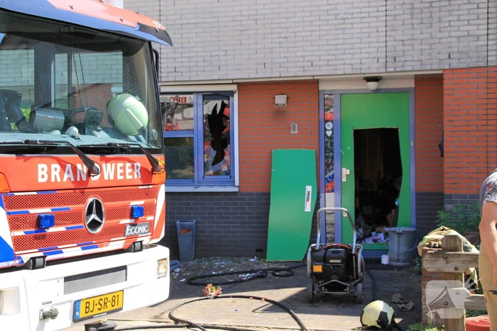 Vrouw zwaargewond bij woningbrand