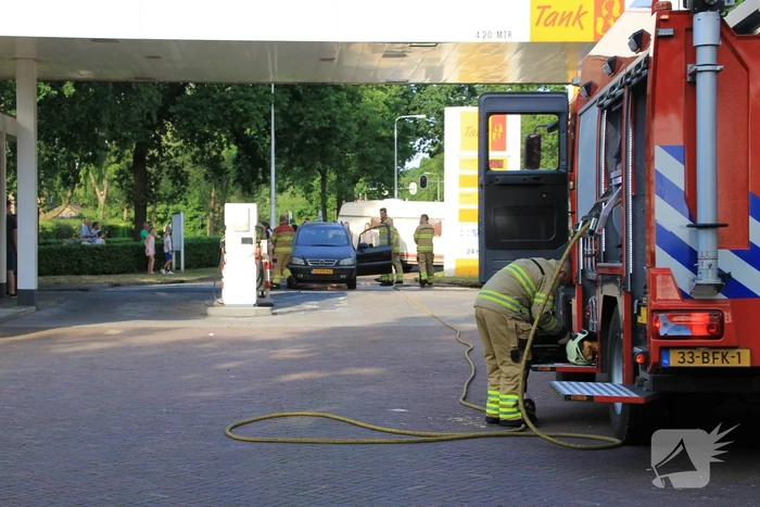 Auto vat vlam bij tankstation