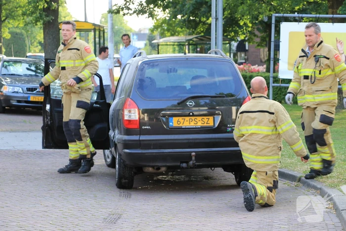 Auto vat vlam bij tankstation