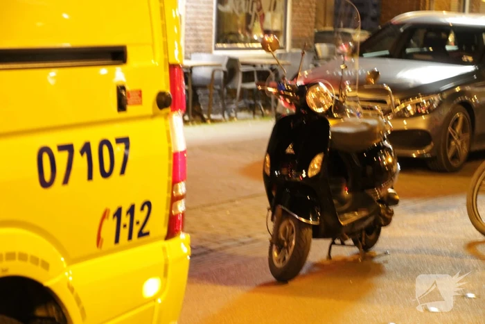 Scooterrijdster gewond bij botsing met andere scooter