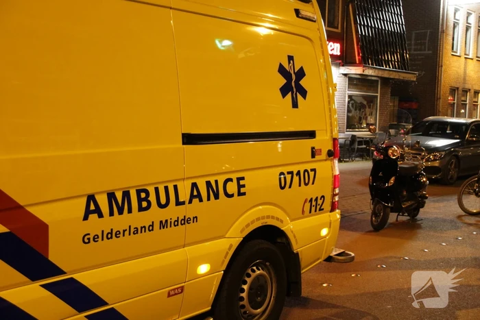 Scooterrijdster gewond bij botsing met andere scooter