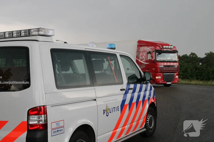 Vrachtwagen lekt brandstof op A12