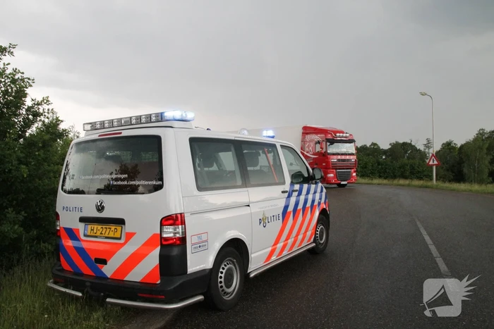 Vrachtwagen lekt brandstof op A12
