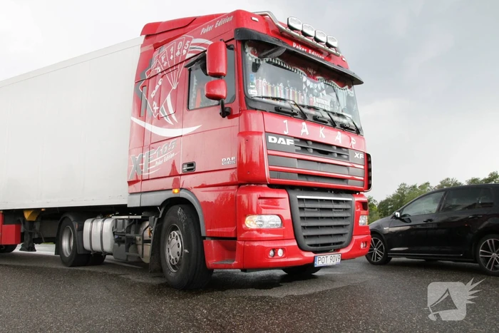 Vrachtwagen lekt brandstof op A12