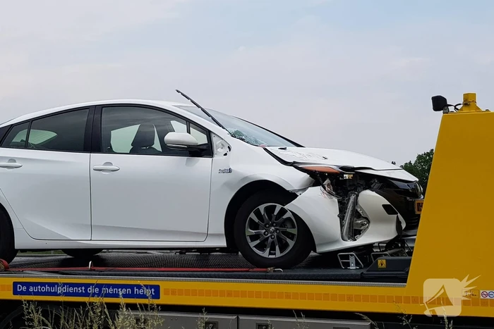 Auto botst achterop vrachtwagen